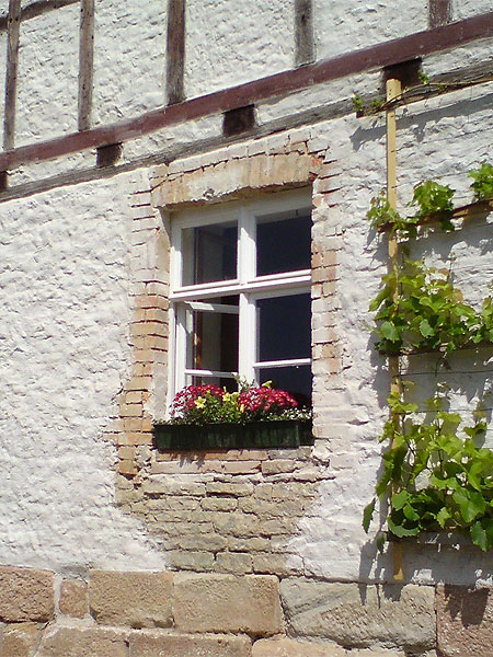 Kreuzstock-Kastenfenster Innen 2 Flügel als Winterfenster, Oberfläche Leinölfarbe. Das Gebäude ist Bestandteil eines ehem. Mühlengebäudes und steht unter Denkmalschutz.
